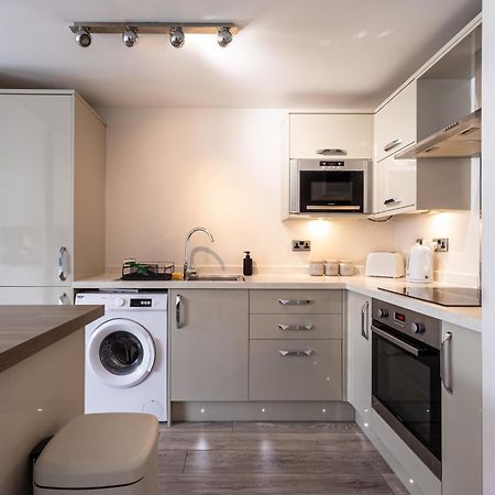 Modern 2 Bed Apartment Near Gatwick クローリー エクステリア 写真