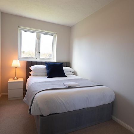 Modern 2 Bed Apartment Near Gatwick クローリー エクステリア 写真