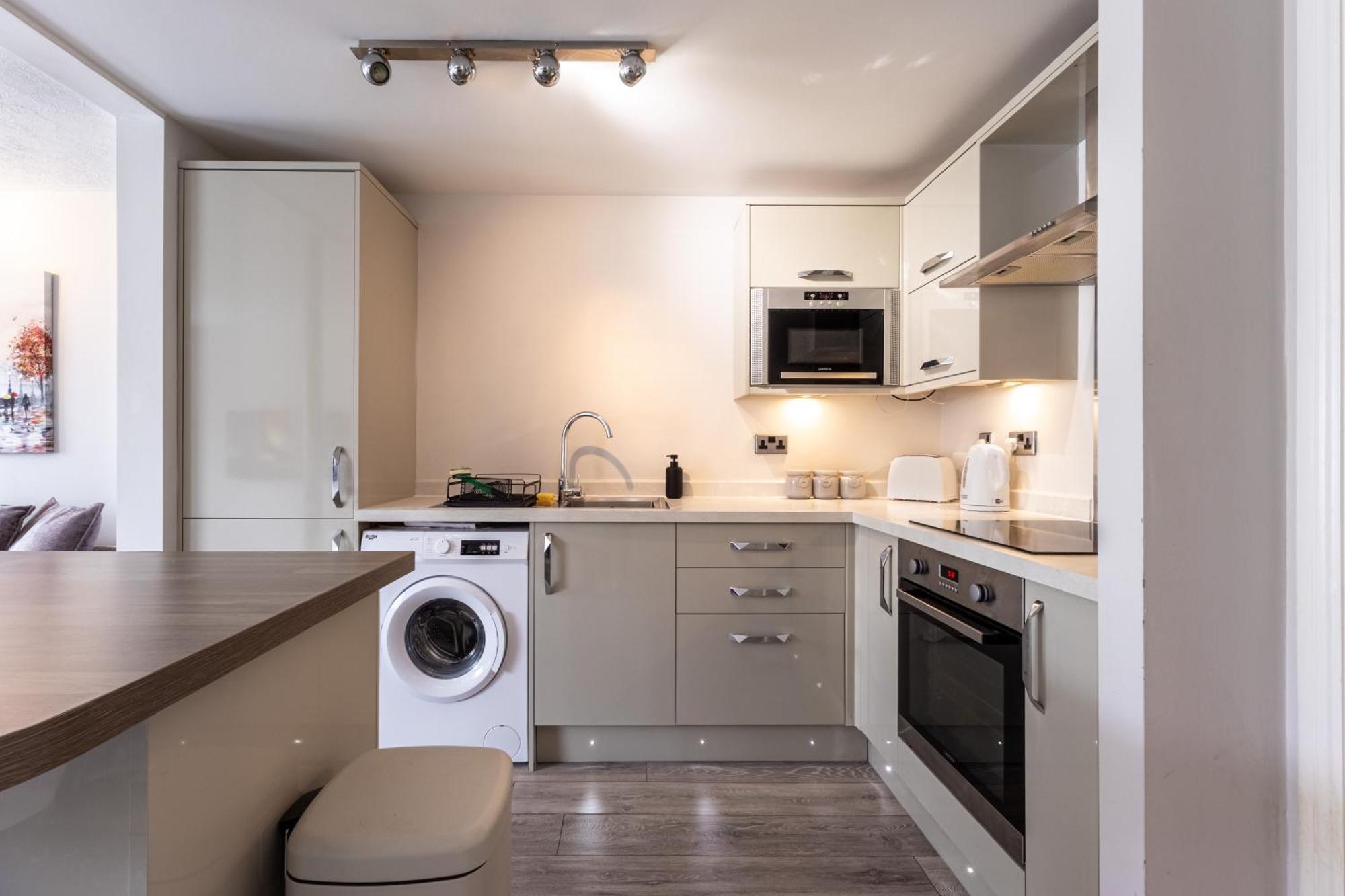 Modern 2 Bed Apartment Near Gatwick クローリー エクステリア 写真