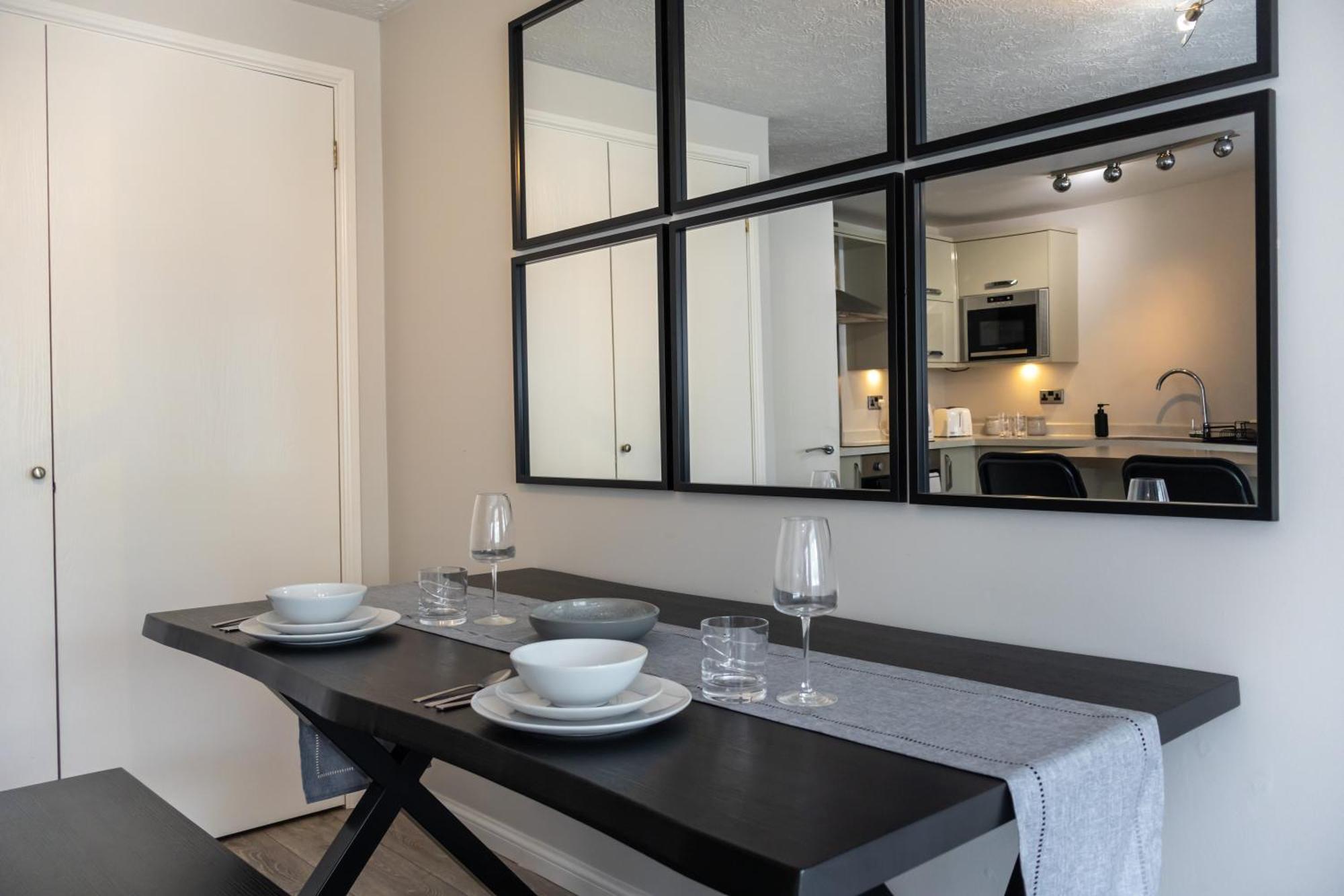 Modern 2 Bed Apartment Near Gatwick クローリー エクステリア 写真