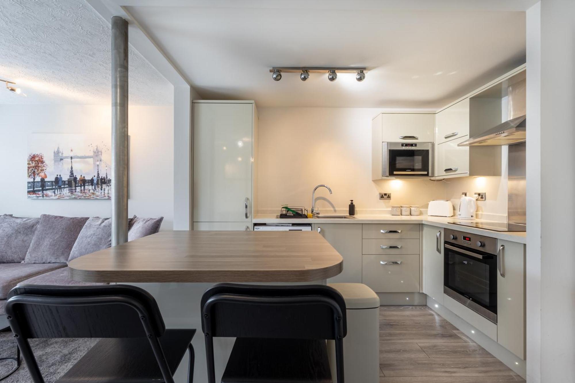 Modern 2 Bed Apartment Near Gatwick クローリー エクステリア 写真