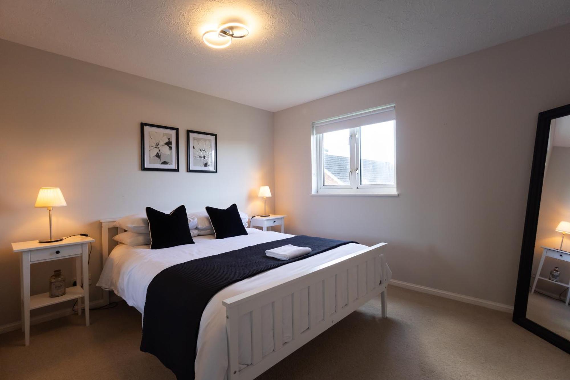 Modern 2 Bed Apartment Near Gatwick クローリー エクステリア 写真