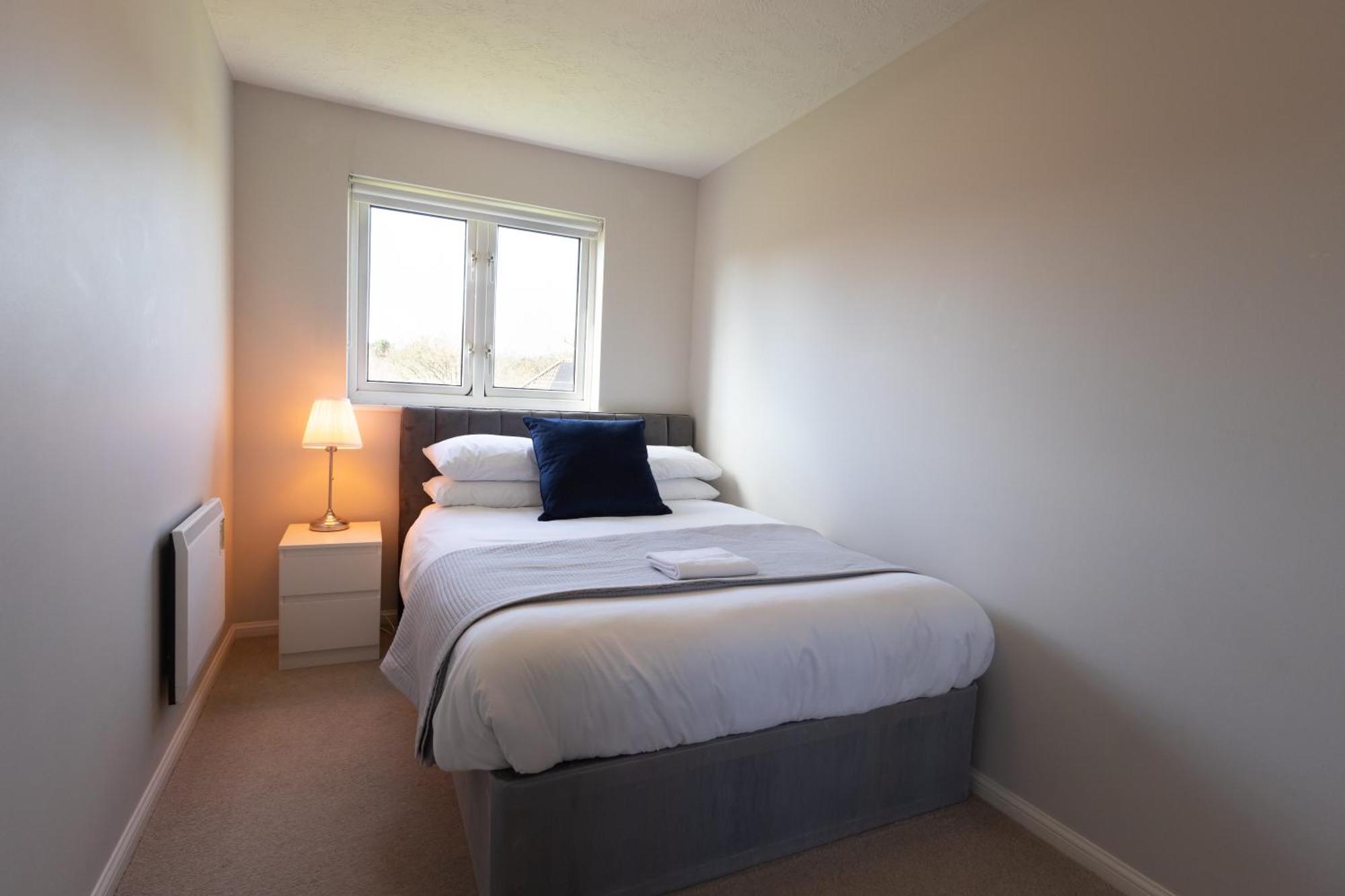 Modern 2 Bed Apartment Near Gatwick クローリー エクステリア 写真