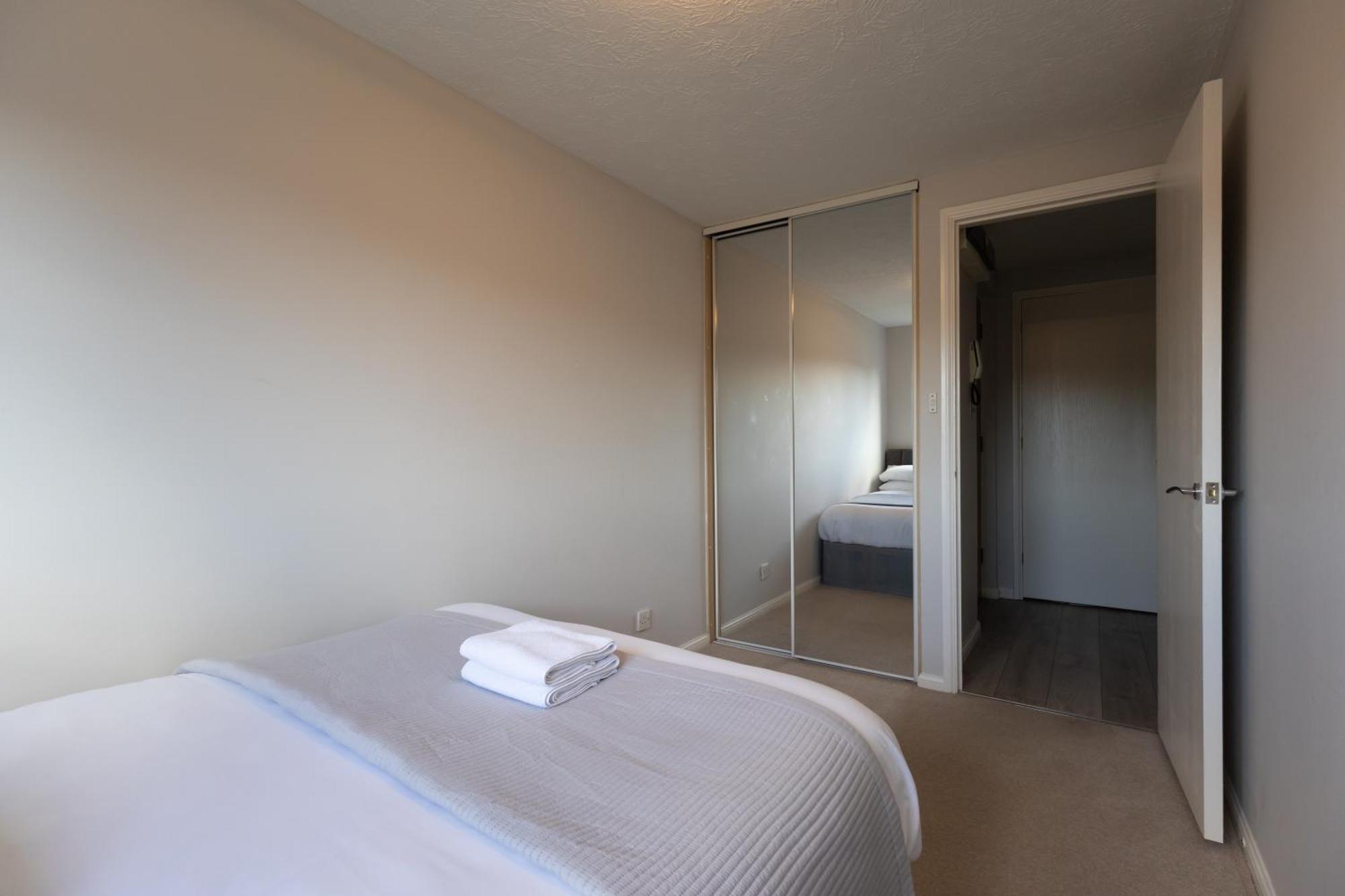 Modern 2 Bed Apartment Near Gatwick クローリー エクステリア 写真